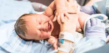 Un bărbat care a asistat la cezariana soției a dat spitalul în judecată. Motivul: nașterea l-a traumatizat | Demamici.ro