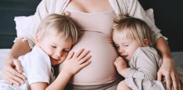 Părinții cu cel puțin trei copii ar putea primi indemnizații lunare de cel puțin un salariu minim pe economie – proiect de lege  | Demamici.ro