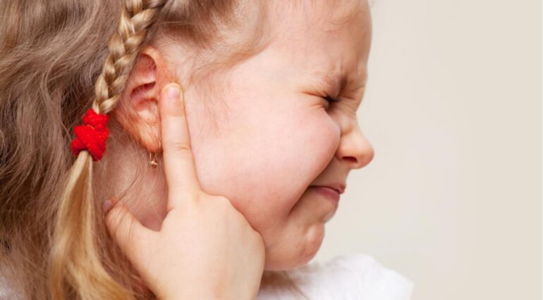 Simptome de infecție a urechii la bebeluși și copii mici | Demamici.ro