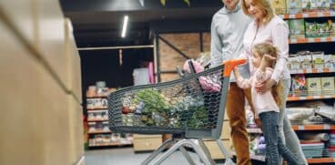 Femeile însărcinate și persoanele însoțite de copii mai mici de cinci ani vor avea prioritate în magazine – lege | Demamici.ro