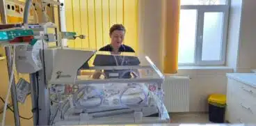 Maternitatea din Botoșani: O femeie a născut gemene minuscule. Una dintre fetițe cântărea doar 390 de grame | Demamici.ro