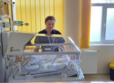 Maternitatea din Botoșani: O femeie a născut gemene minuscule. Una dintre fetițe cântărea doar 390 de grame | Demamici.ro