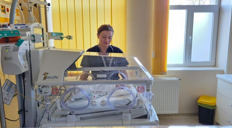 Maternitatea din Botoșani: O femeie a născut gemene minuscule. Una din fetițe cântărea doar 390 de grame