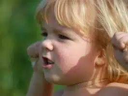 Răsucirea părului la copii. De ce apare acest obicei și ce este de făcut | Demamici.ro