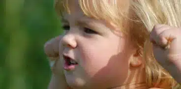 Răsucirea părului la copii. De ce apare acest obicei și ce este de făcut | Demamici.ro