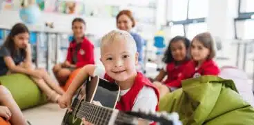 Numărul elevilor cu cerințe speciale a fost limitat la trei copii. Proiectul este analizat pentru anul școlar 2024 – 2025 | Demamici.ro