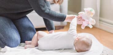 Când încep bebelușii să se rostogolească și cum îi ajuți să o facă. Sfaturi pentru părinți | Demamici.ro