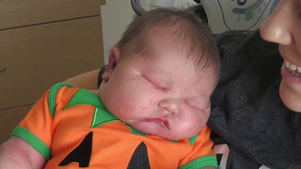 L-au numit "cel mai mare bebeluș care s-a născut în ultimii 13 ani" și a cântărit la naștere 6.577 grame 