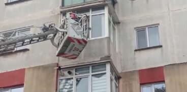 Un copil de 4 ani din Ploiești s-a încuiat în casă și a refuzat să le deschidă părinților. Pompierii l-au găsit uitându-se la televizor | Demamici.ro