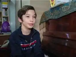 Patru frați își fac Crăciunul într-un container, după ce le-a ars casa în explozia de la Crevedia. Cristian, artistul familiei, a primit în dar un pian nou: „Instrumentul ăsta mă ajută să trec mai departe” | Demamici.ro