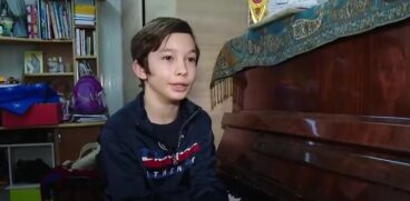 Patru frați își fac Crăciunul într-un container, după ce le-a ars casa în explozia de la Crevedia. Cristian, artistul familiei, a primit în dar un pian nou: „Instrumentul ăsta mă ajută să trec mai departe” | Demamici.ro