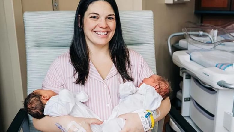 O femeie cu două utere a născut gemeni "altfel". Bebelușii au venit pe lume în zile consecutive 