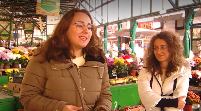 Două surori olimpice și studente la Medicină vând legume la tarabă, ca să mai câștige un ban. Sunt fete crescute la țară și nu se rușinează de munca lor