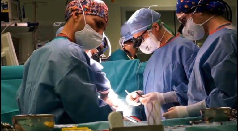 Miracol de Crăciun în sala de operație. Un băiețel de 7 ani a primit o inimă nouă de la un donator cu inima oprită