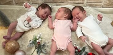 Tripleții din Baia Mare, abandonați la naștere, au fost adoptați de două asistente maternale, mamă și fiică. Primul Crăciun în noua familie | Demamici.ro