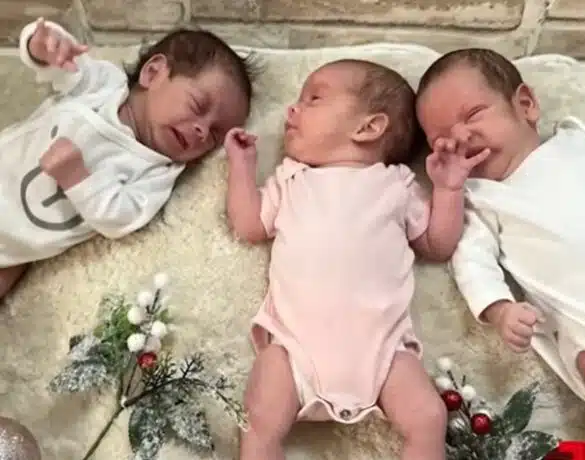 Tripleții din Baia Mare, abandonați la naștere, au fost adoptați de două asistente maternale, mamă și fiică. Primul Crăciun în noua familie | Demamici.ro