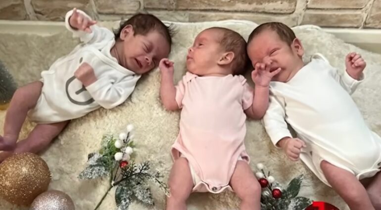 Tripleții din Baia Mare abandonați la naștere, primul Crăciun în noua lor familie. Două asistente maternale, mamă și fiică, au decis să îi adopte