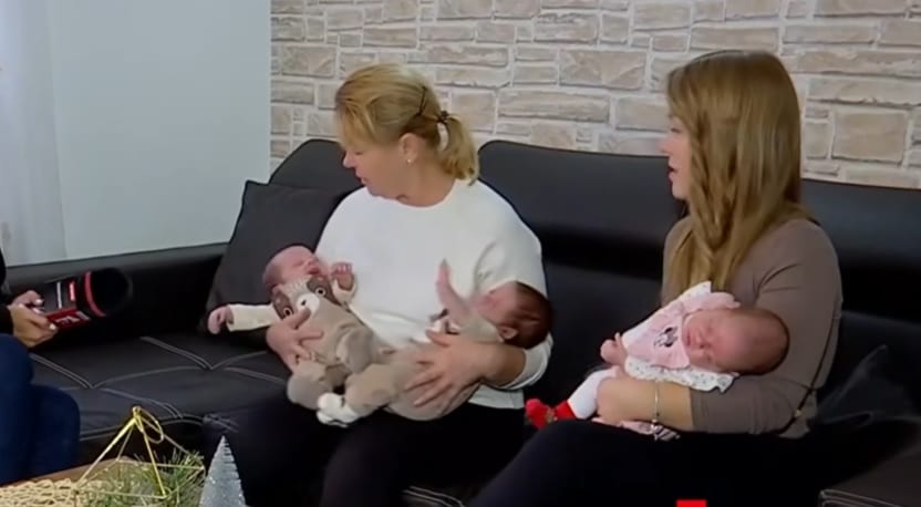 Tripleții din Baia Mare abandonați la naștere, primul Crăciun în noua lor familie. Două asistente maternale, mamă și fiică, au decis să îi adopte 