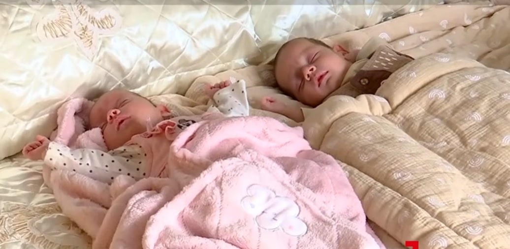 Tripleții din Baia Mare abandonați la naștere, primul Crăciun în noua lor familie. Două asistente maternale, mamă și fiică, au decis să îi adopte 