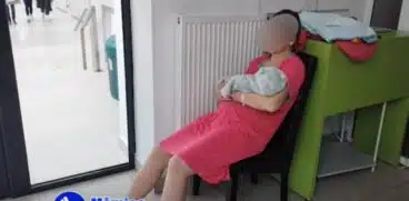 O mamă care abia născuse, externată în papuci și cămașa de noapte, pe motiv că se încheiase programul la garderoba Spitalului din Baia Mare | Demamici.ro