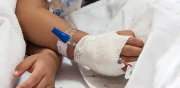 Copilul care s-a înecat cu măr la grădiniță a murit | Demamici.ro