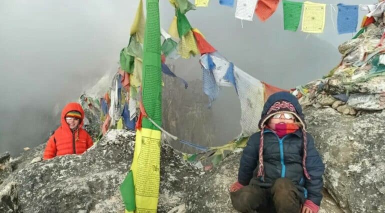 O fetiță de 4 ani din Cehia urcat pe muntele Everest și a devenit cea mai tânără alpinistă din istorie