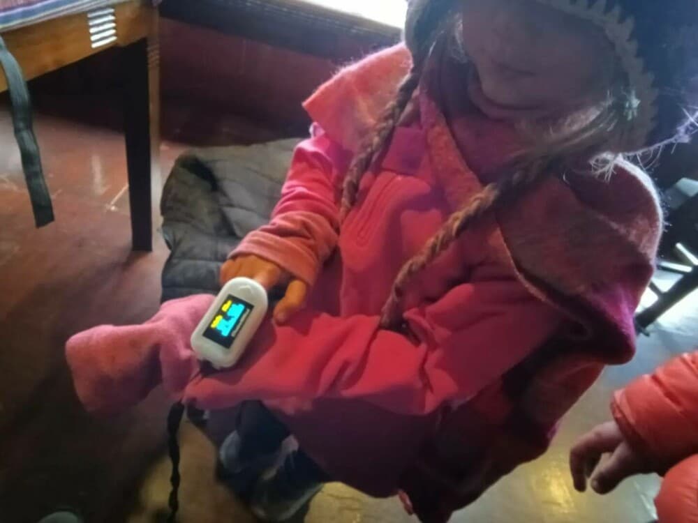 O fetiță de 4 ani din Cehia urcat pe muntele Everest și a devenit cea mai tânără alpinistă din istorie