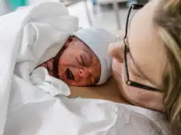O asistentă din Vaslui a ajutat o femeie să nască acasă. Ambulanța rămăsese blocată în zăpadă | Demamici.ro
