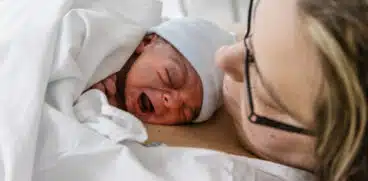 O asistentă din Vaslui a ajutat o femeie să nască acasă. Ambulanța rămăsese blocată în zăpadă | Demamici.ro