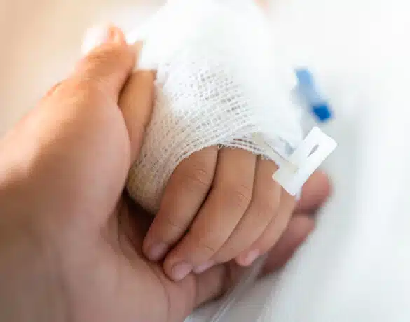 Copil de 3 ani, în stare gravă, după ce a căzut de la etajul 5 VIDEO | Demamici.ro