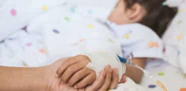 Două fetiţe, în comă la spital după ce au fost spălate pe cap cu o substanță toxică, folosită la deparazitarea oilor | Demamici.ro