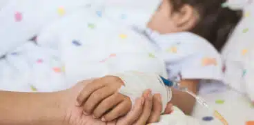 Două fetiţe, în comă la spital după ce au fost spălate pe cap cu o substanță toxică, folosită la deparazitarea oilor | Demamici.ro