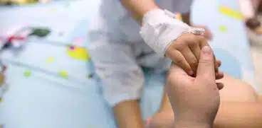 Opt copii, internați în spital cu suspiciune de botulism. Doi dintre ei se află în stare gravă | Demamici.ro