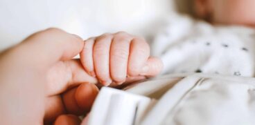 O fetiţă de doi ani și mătușa sa au intrat în comă după ce femeia s-a dat pe piele cu o substanță toxică și a luat copilul în brațe | Demamici.ro