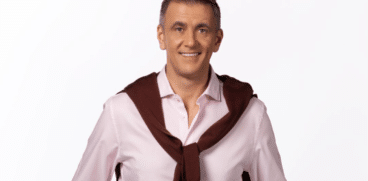 Povestea de viață a lui Cosmin Cernat. Prezentatorul TV a rămas orfan de mamă la 6 ani: „Am crescut într-un bloc cu sobă în casă, frig și igrasie pe pereți” | Demamici.ro