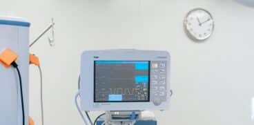 Una dintre fetiţele spălate pe cap de mama lor cu o substanţă folosită la deparazitarea oilor a murit | Demamici.ro