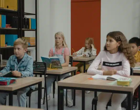 Bursele pentru elevii din familii monoparentale, condiționate de venit în anul școlar 2024-2025 | Demamici.ro