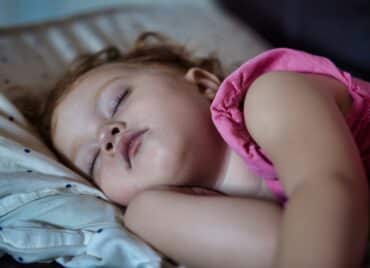 Somnul copilului în anii de grădiniță. Când e pregătit copilul să renunțe la somnul de prânz VIDEO | Demamici.ro