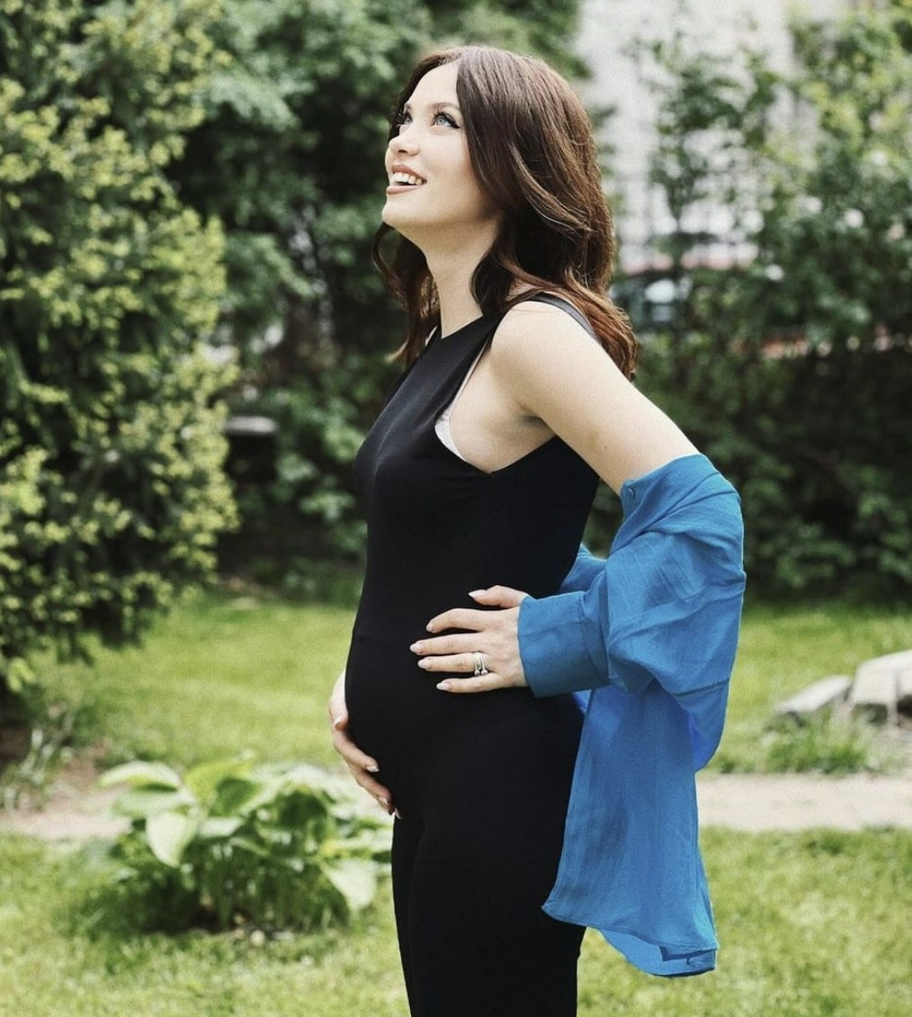 Barza vine din nou în "Las Fierbinți"! Actrița Anca Dumitra este însărcinată cu primul ei copil |Demamici.ro 