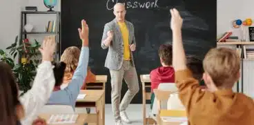 Elevii îmbrăcați nepotrivit pentru mediul școlar pot fi dați afară de la ore. Schimbări importante în regulamentul cadru de organizare și funcționare a școlilor | Demamici.ro