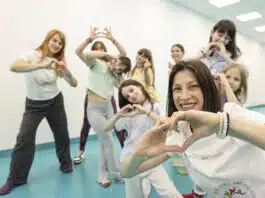 Dans-terapia: practică de mișcare pentru corp și emoții, dar și de incluziune. Proiectul „Move Dance and Feel Good” arată cum mișcarea poate sprijini sănătatea, dar și încrederea și integrarea socială | Demamici.ro