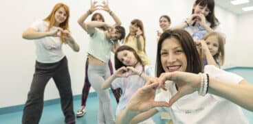 Dans-terapia: practică de mișcare pentru corp și emoții, dar și de incluziune. Proiectul „Move Dance and Feel Good” arată cum mișcarea poate sprijini sănătatea, dar și încrederea și integrarea socială | Demamici.ro