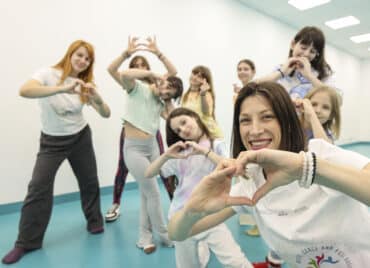 Dans-terapia: practică de mișcare pentru corp și emoții, dar și de incluziune. Proiectul „Move Dance and Feel Good” arată cum mișcarea poate sprijini sănătatea, dar și încrederea și integrarea socială | Demamici.ro