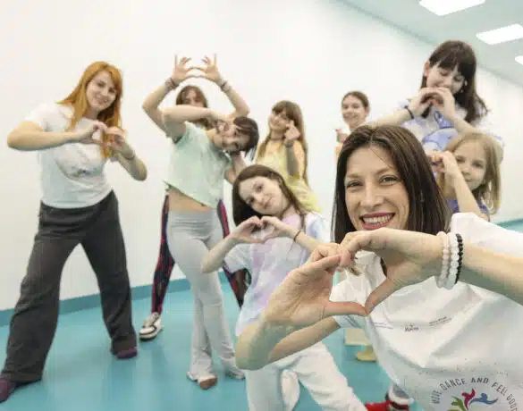 Dans-terapia: practică de mișcare pentru corp și emoții, dar și de incluziune. Proiectul „Move Dance and Feel Good” arată cum mișcarea poate sprijini sănătatea, dar și încrederea și integrarea socială | Demamici.ro