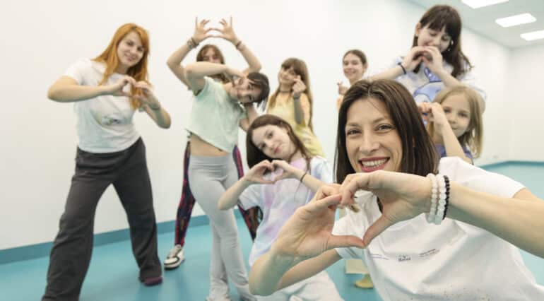 Dans-terapia: practică de mișcare pentru corp și emoții, dar și de incluziune. Proiectul „Move Dance and Feel Good” arată cum mișcarea poate sprijini sănătatea, dar și încrederea și integrarea socială | Demamici.ro