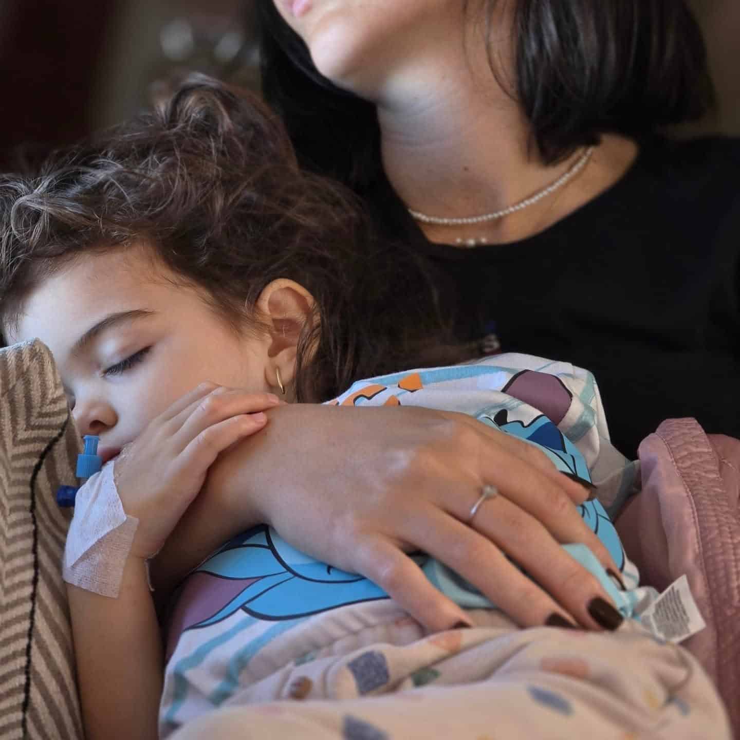 Ziana știe că are o vrăjitoare în burtică și că o doare. Părinții știu că are cancer și că fiecare zi e o luptă pentru supraviețuire! Să o ajutăm pe Ziana să învingă răul!