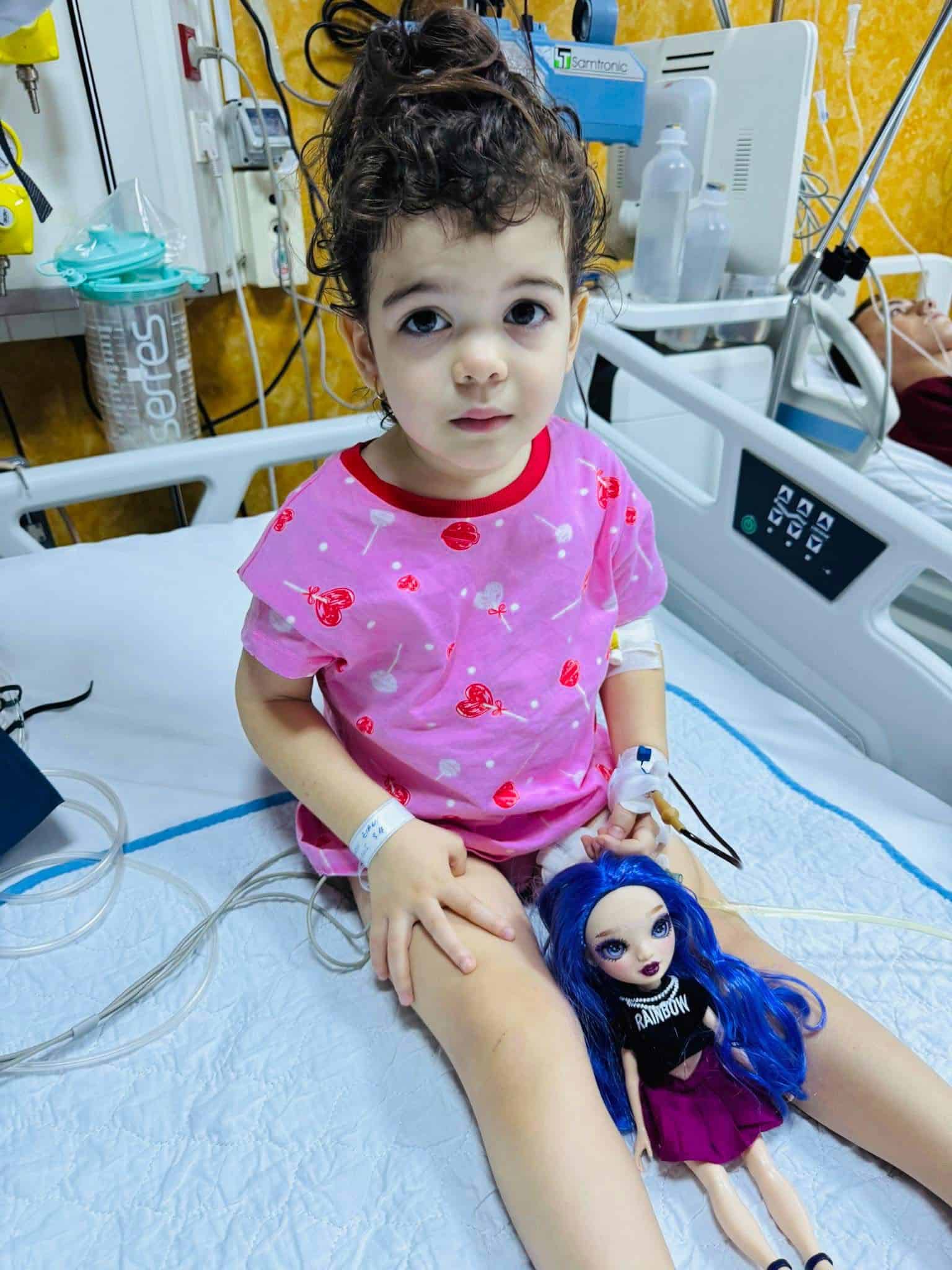 Ziana știe că are o vrăjitoare în burtică și că o doare. Părinții știu că are cancer și că fiecare zi e o luptă pentru supraviețuire! Să o ajutăm pe Ziana să învingă răul!