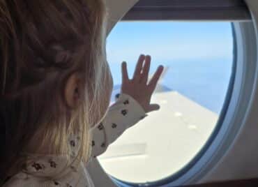 Ziana știe că are o vrăjitoare în burtică și că o doare. Părinții știu că are cancer și că fiecare zi e o luptă pentru supraviețuire! Să o ajutăm pe Ziana să învingă răul!