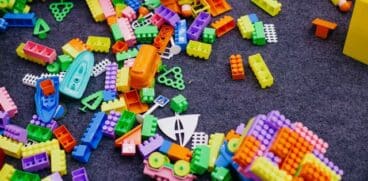 Când cutia devine mai interesantă decât jucăria din ea (P) | Demamici.ro