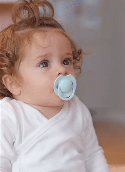 Suzeta și somnul bebelușului. Când îl ajută să adoarmă și când poate deveni o provocare? Sfaturile Anei Barbu, consultant certificat în somnul copiilor VIDEO (P) | Demamici.ro